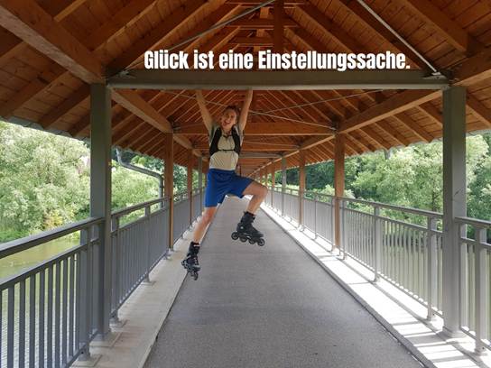 Ein Bild, das Schuhwerk, Baum, drau�en, Kleidung enth�lt.

KI-generierte Inhalte k�nnen fehlerhaft sein.